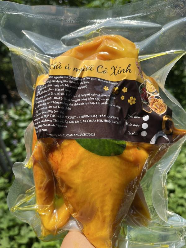 (CHỈ SHIP MIỀN NAM) Gà ta Củ Chi ủ muối nguyên con, size 1.2kg hút chân không (kèm nước chấm và rau chua)