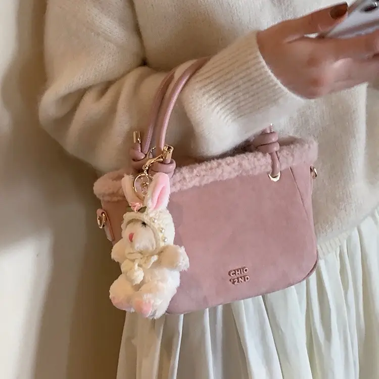 yixiaaa Túi giỏ chio da lộn màu hồng kèm charm thỏ cute Bag Kem Nữ