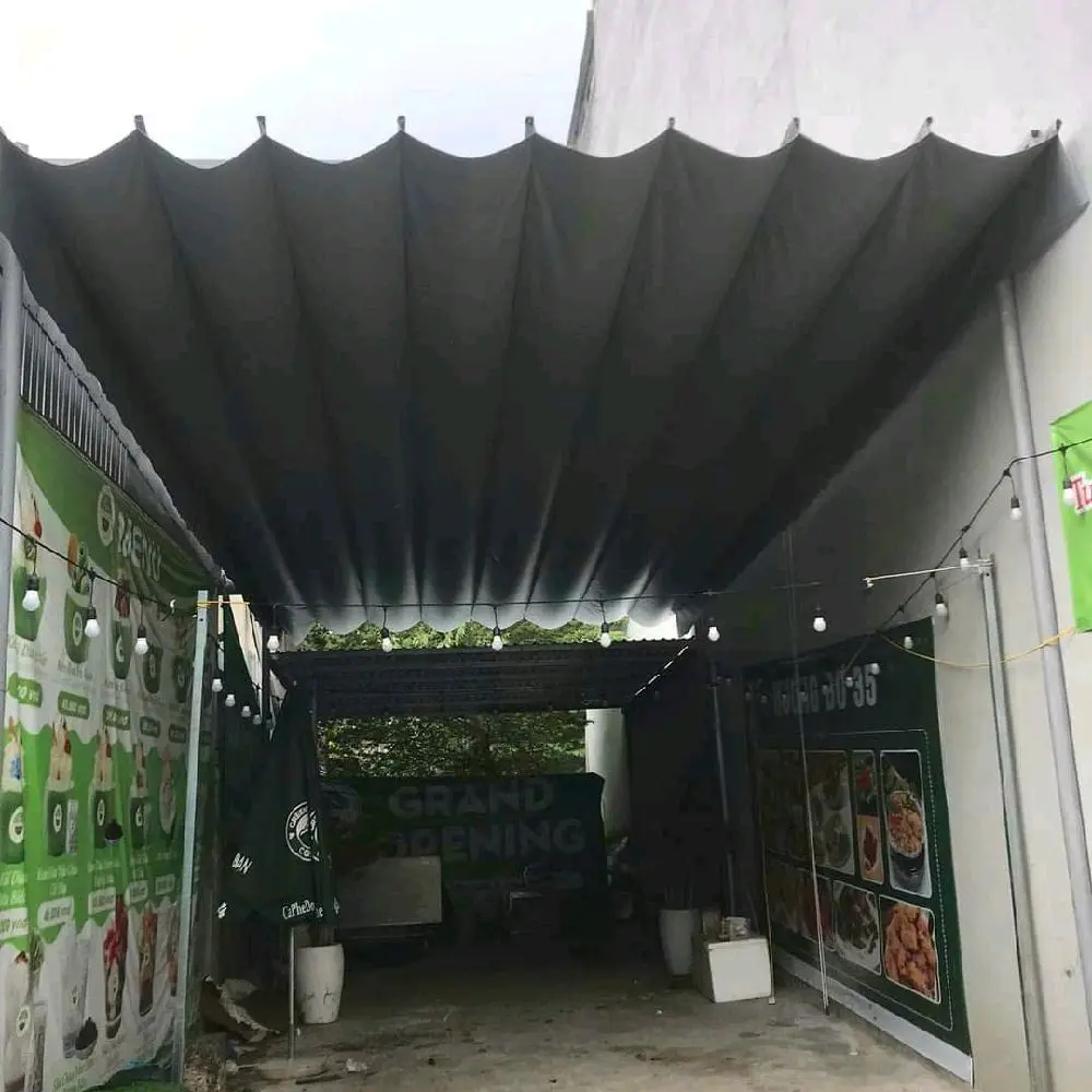 Bạt che nắng mưa. Vải bạt Muuyngsung Hàn Quốc. Cản nắng 100% cản mưa 100%. Khung thép cao cấp chống mưa bão. Kéo ra, thu vào linh hoạt, nhẹ nhàng, tiện lợi. Thẩm mỹ cao. Thay thế mái tôn truyền thống lụp xụp, bí bách