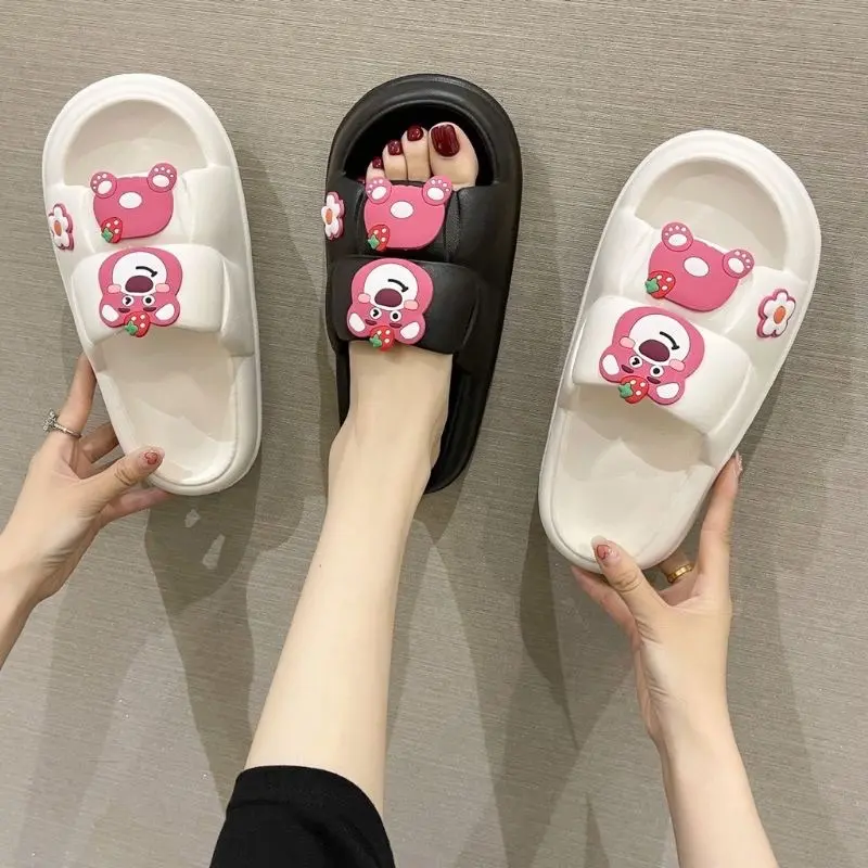 Dép bánh mì nữ quai ngang ô vuông đính sticker gấu hồng siêu cute mang êm chân mềm mại siêu bền - DL160