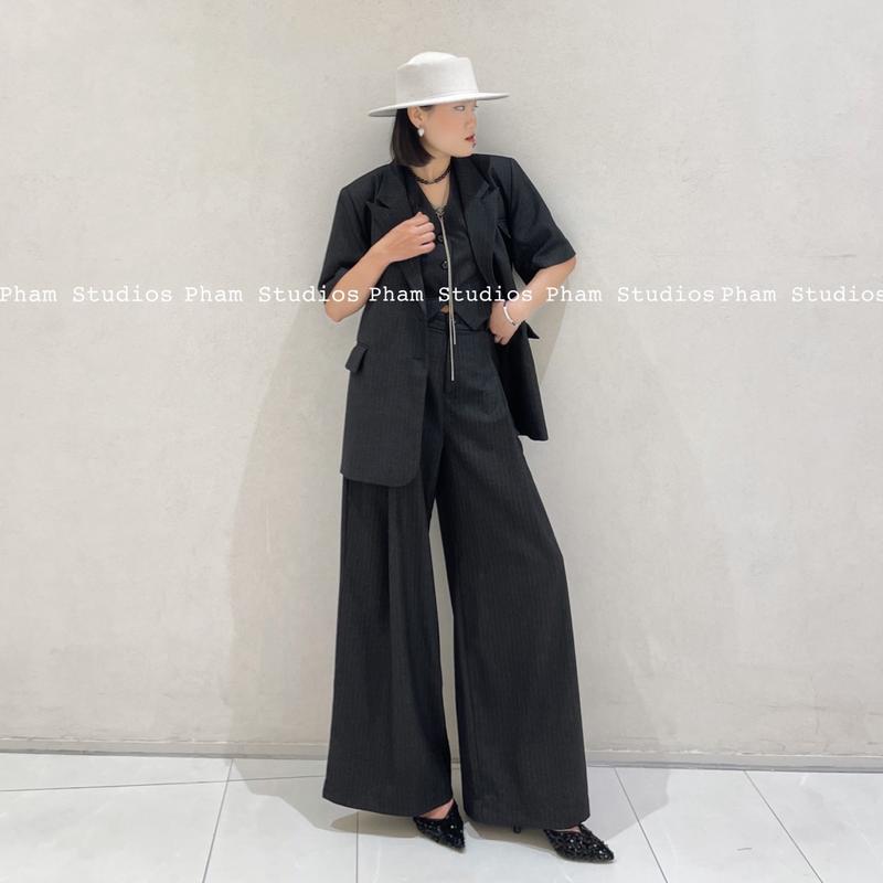 Pham Studios, Áo blazer cộc tay xẻ sau, áo gile croptop và quần cạp cao xếp ly túi trước hiện đại, vải text màu đen chì kẻ nâu 6
