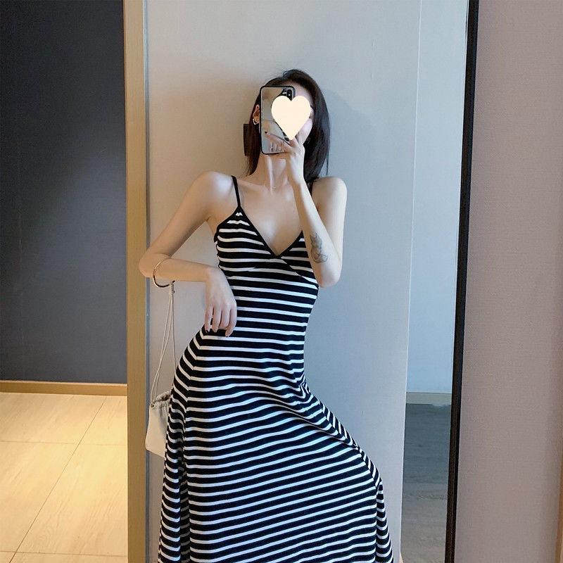 Product Introduction of váy body hở lưng  Váy Nhỏ Màu Đen Có Dây Đeo Cho Nữ, Cổ Chữ V, Xẻ Tà Bên Hông, Gợi Cảm, Nhẹ Nhàng, Cổ Điển, Dài 28