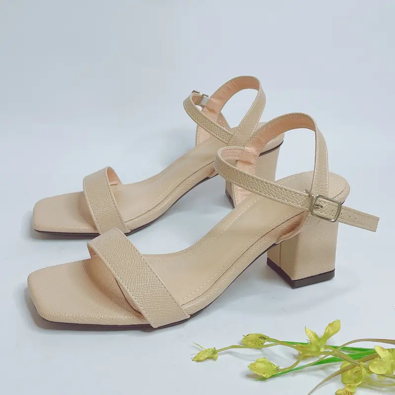 Giày sandal cao gót gót vuông to cao 5cm quai ngang với chất liệu da siêu mềm khóa cài ở cổ chân rất thoải mái 0