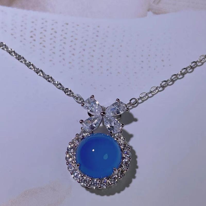 Product Introduction of Natural Gemstone Ice Chalcedony Pendant for Women, Jadeite Necklace Pendant, Escaping Princess Chalcedony Inlaid Green Agate Pendant 11