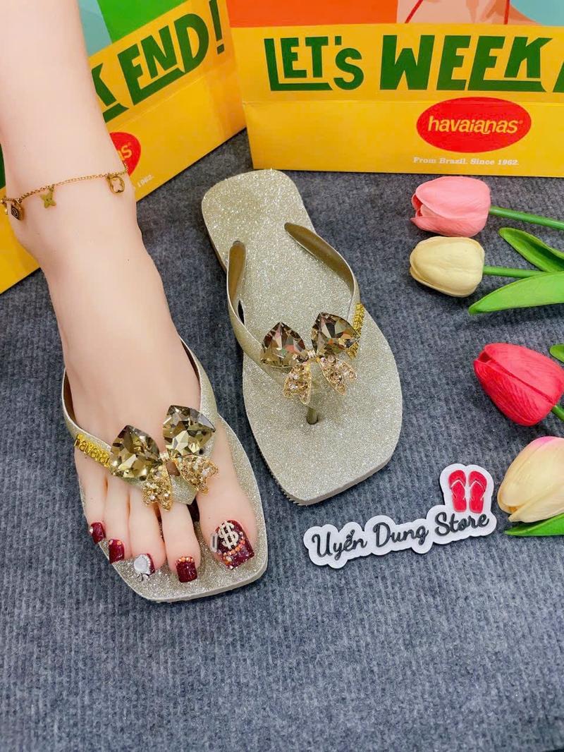 Product Introduction of Dép Nữ Vuông Si Nhũ Vàng Kèm Charm HVN 14