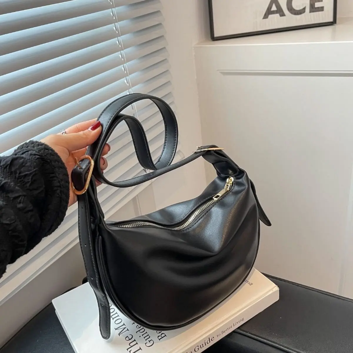 Túi Đeo Chéo Nữ Da Trơn Dáng Thuyền V21 Bag Đeo Vai