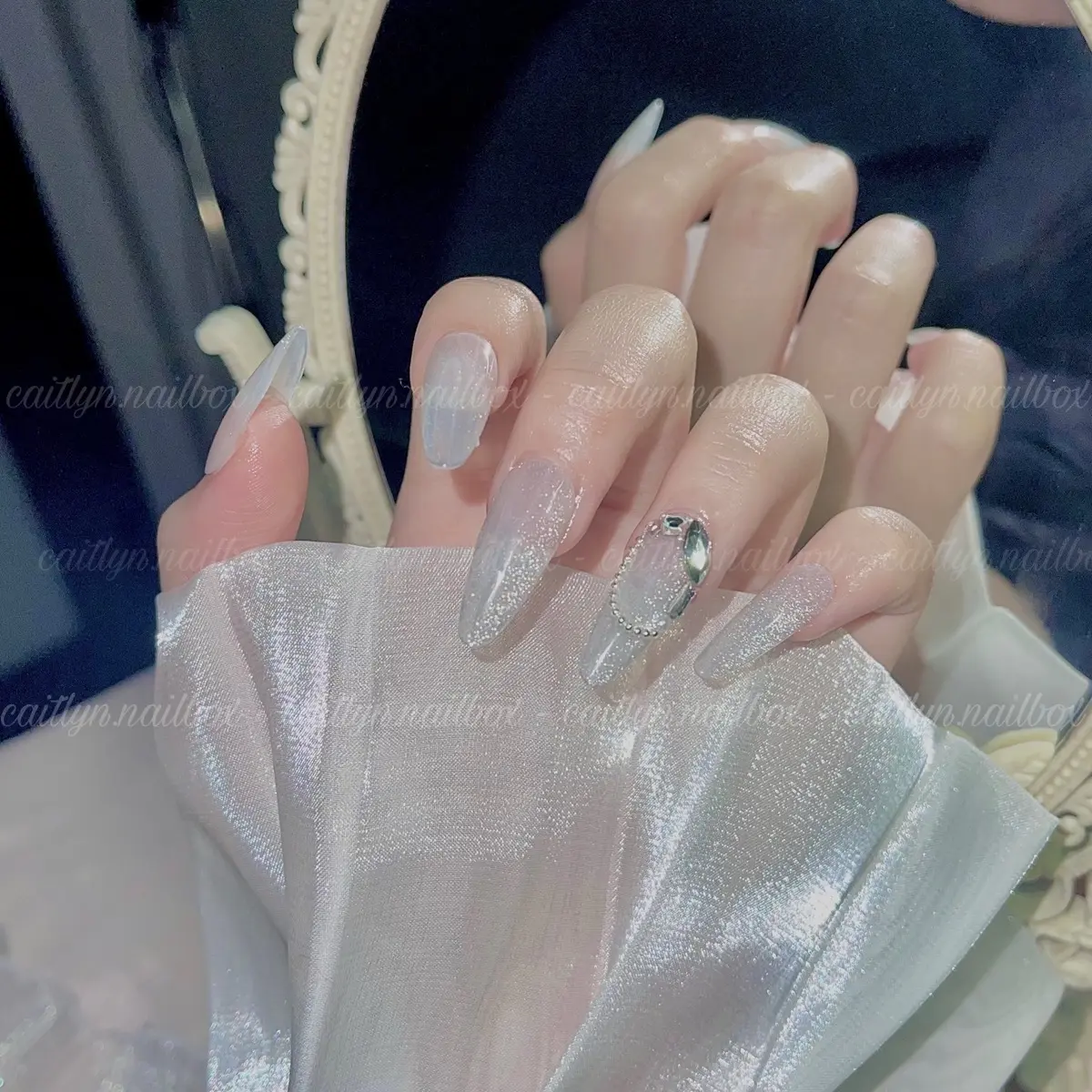 Mã D012 - Nailbox Thiết Kế Thủ Công Mắt Mèo Kim Cương Trắng (kèm bộ dụng cụ). Women Nữ