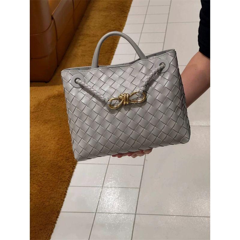 Product Introduction of URBBB PRVOVO High-End Woven Bag 2025 New Niche Design Versatile Commuter Shoulder Crossbody Bag 15