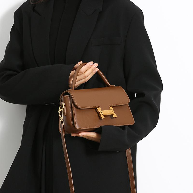  Túi nữ da xịn chữ nhật khóa chữ I cao cấp size 22cm năm 2025 