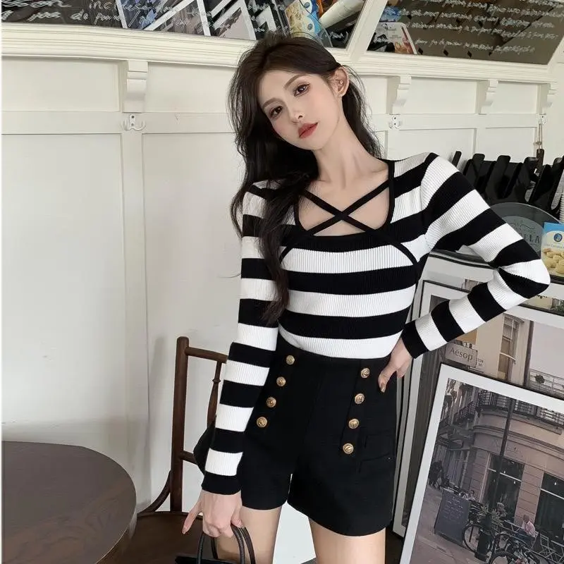 Atasan Rajut Salur Square Neck Tali Silang Lengan Panjang 0