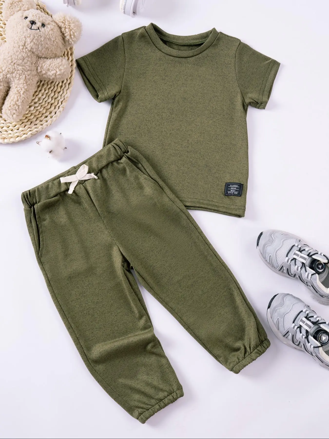 Toddler Boy's Solid Patched Short Sleeve Tee & Elastic Waist Pants Two-piece Set, Casual Round Neck T-shirt & Trousers for Summer, Kids Clothes for Daily Wear