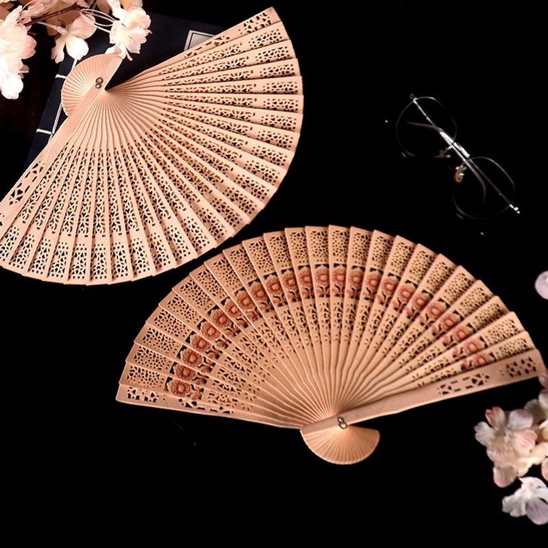 Quạt gỗ thơm không màu cổ trang nhiều hoạt tiết làm oản, tháp độc đáo