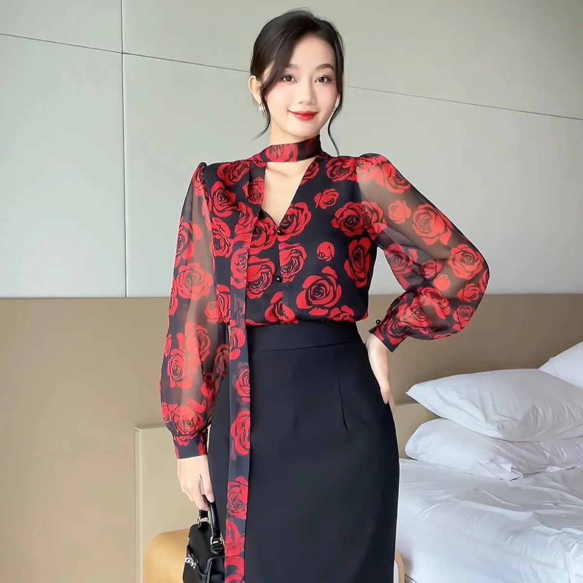 Áo sơ mi tơ hoa hồng cổ nơ cách điệu