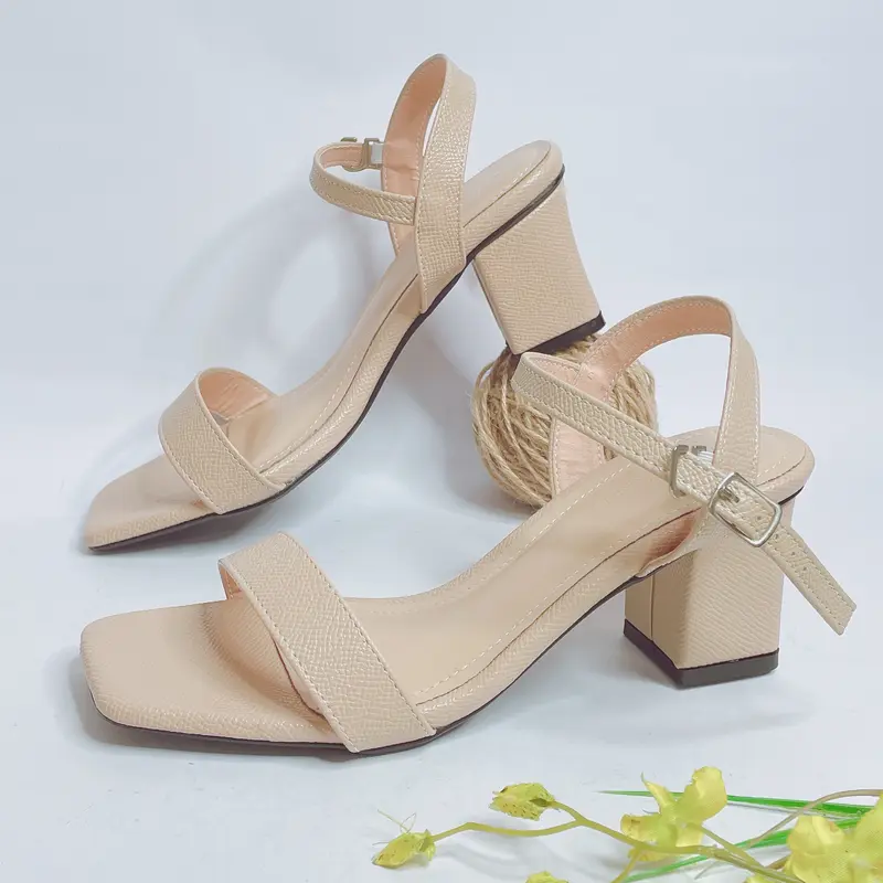 Giày sandal cao gót gót vuông to cao 5cm quai ngang với chất liệu da siêu mềm khóa cài ở cổ chân rất thoải mái 8