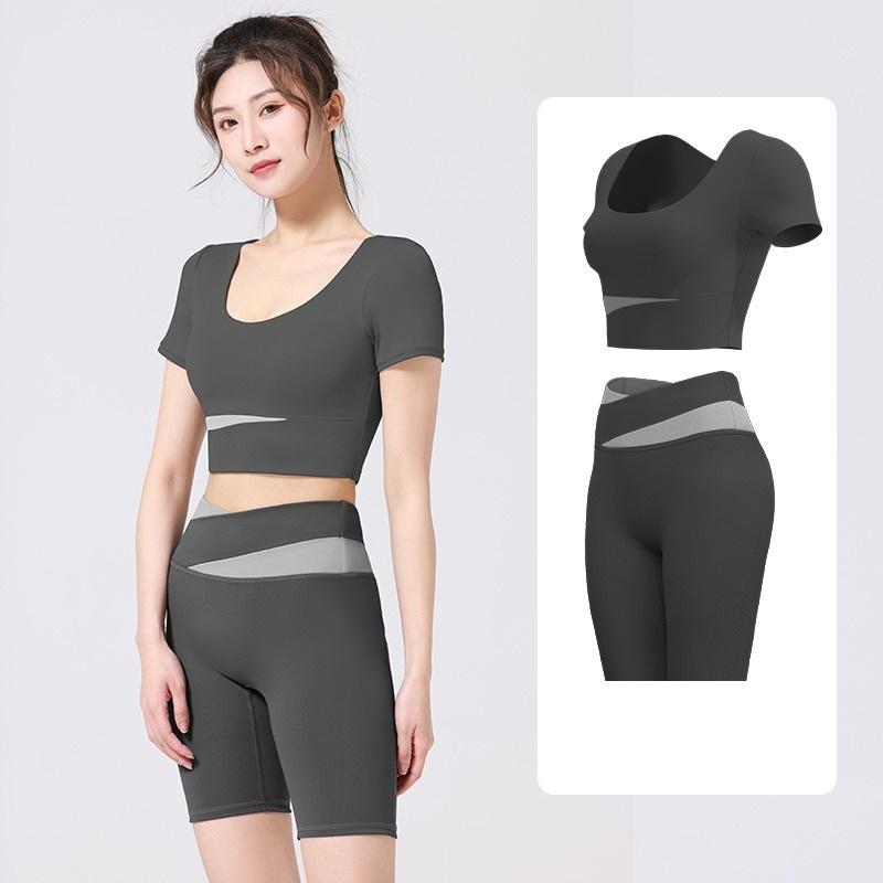 Product Introduction of Bộ đồ Tập Gym, Tập Thể Dục dành cho nữ S049. Set đồ 2 món gồm áo croptop có sẵn mút đệm và quần dài mặc tôn dáng. 3