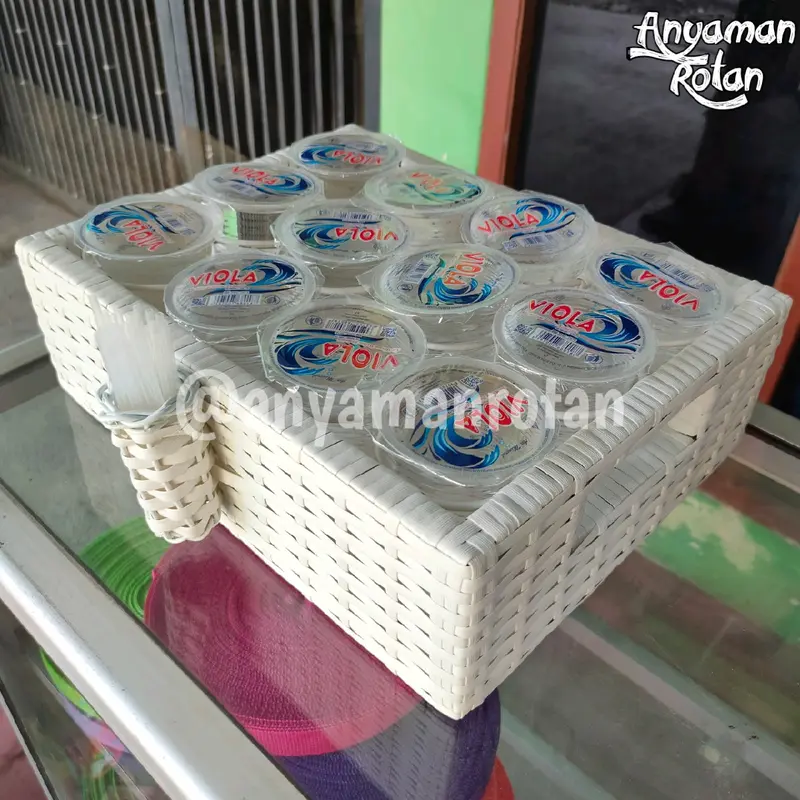 Tempat Aqua Gelas Rotan Sintetis Isi 12 dengan Handle dan Tempat Sedotan 0