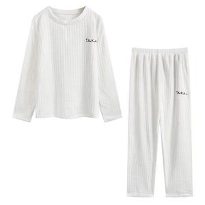 ชุดนอนผ้าฟลีซสองชิ้นสำหรับผู้หญิงฤดูหนาว 2025 สีพื้นลายทางอบอุ่นสบายไม่ร้อน ใช้ในห้องนอนหรือสำหรับการนอนหลับ