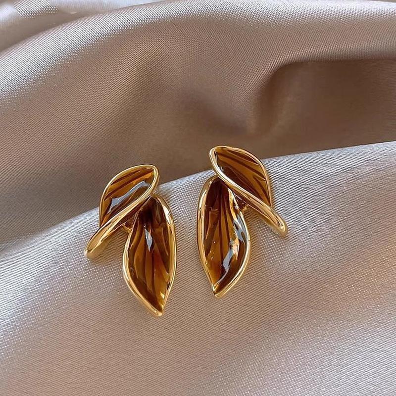 Product Introduction of Retro Maillard color earrings for women, commuter style, elegant and light luxury earrings 4