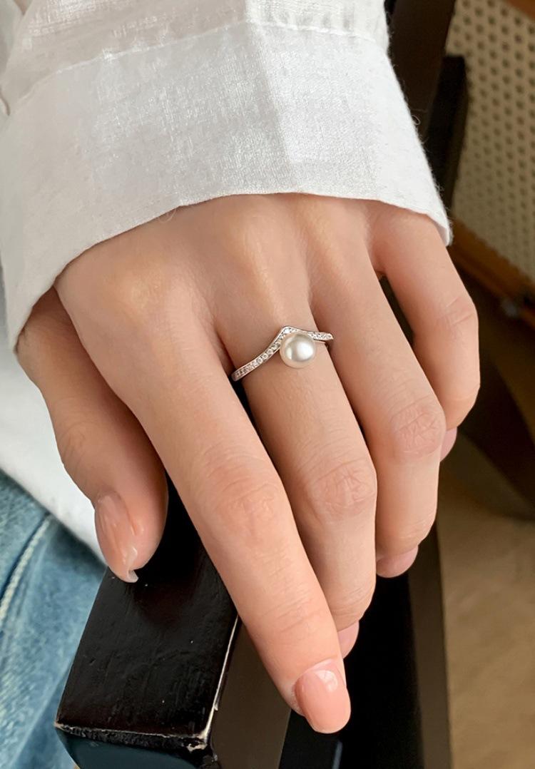 Product Introduction of S925 Sterling Silver Pearl V-Shaped Ring Fashionable High-End Ring 3