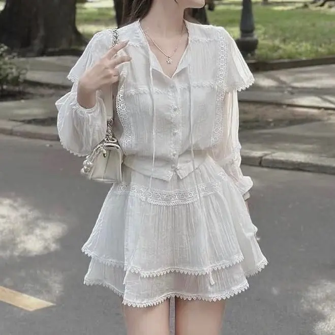 Hion Store - Set áo trắng viền ren kèm chân váy