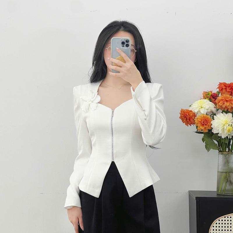 Áo Kiểu Nữ CCHAT Dáng Ôm Đệm Vai Kèm Hoa Phối Khoá Chất Dạ 24ADZ2007OT