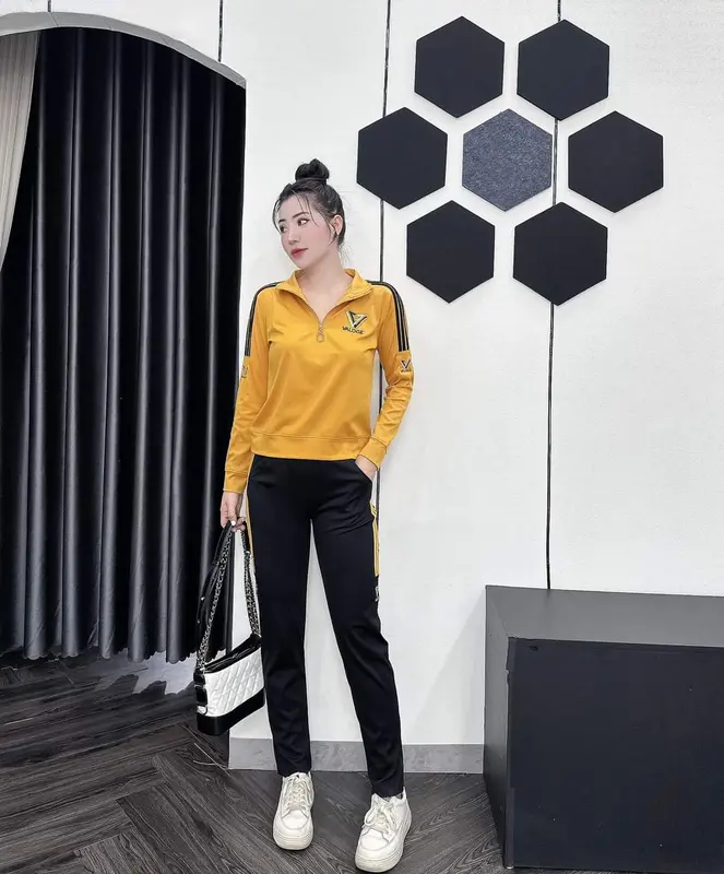 Bộ đồ thời trang fom rộng ống suông thêu mã sản phẩm M818424210 là sự lựa chọn hoàn hảo cho những ai yêu thích phong cách trẻ trung, năng động và sành điệu. Cotton Thun Nữ Áo Women Top Voi Nhung 1