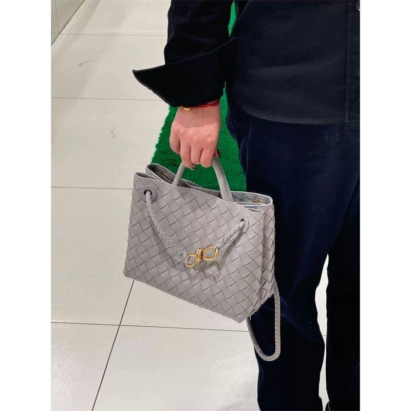 Product Introduction of URBBB PRVOVO High-End Woven Bag 2025 New Niche Design Versatile Commuter Shoulder Crossbody Bag 13