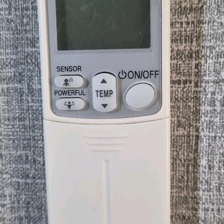 Remote  máy lạnh DaiWin  các mã kèm pin. 6