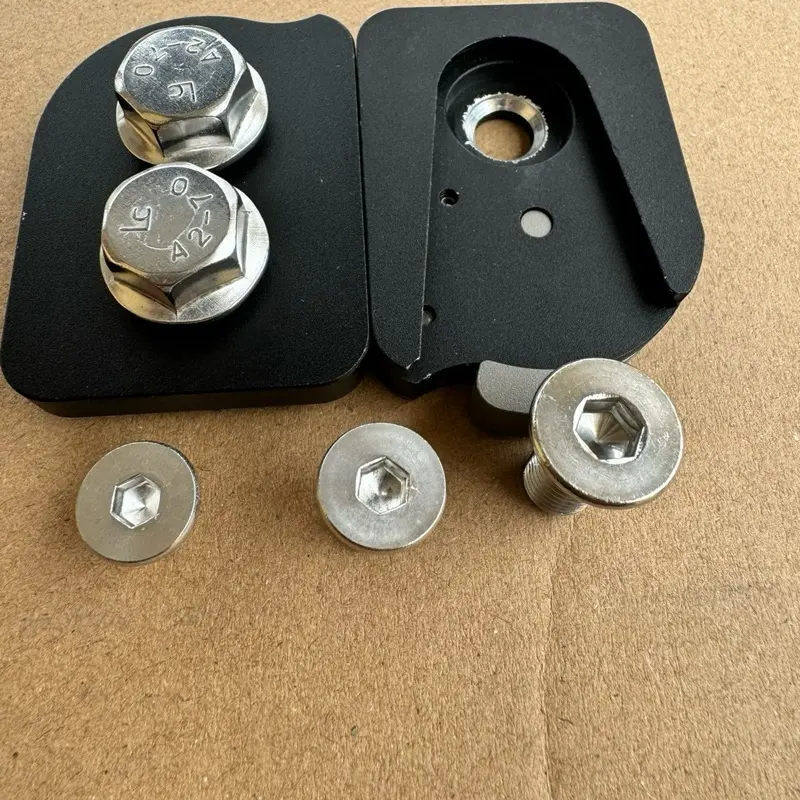 Pad tháo lắp nhanh chống trộm đèn + kẹp nắp capo cho xe ô tô