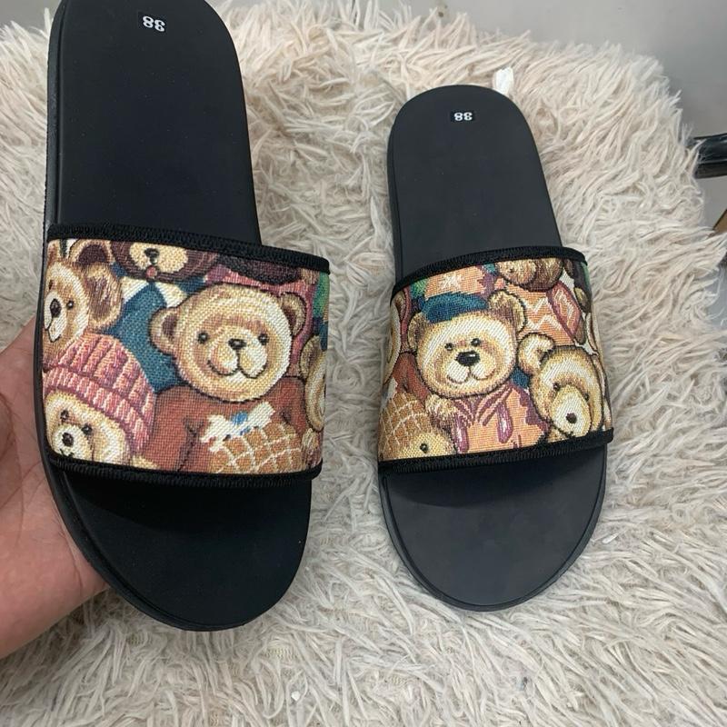 Dép nam Gấu nhỏ ,đế cao su non 2 lớp đã khâu quai với đế dép nam rất phù hợp đi chơi đi dạo phố DéP Dép Lê Đế Bằng Slipper