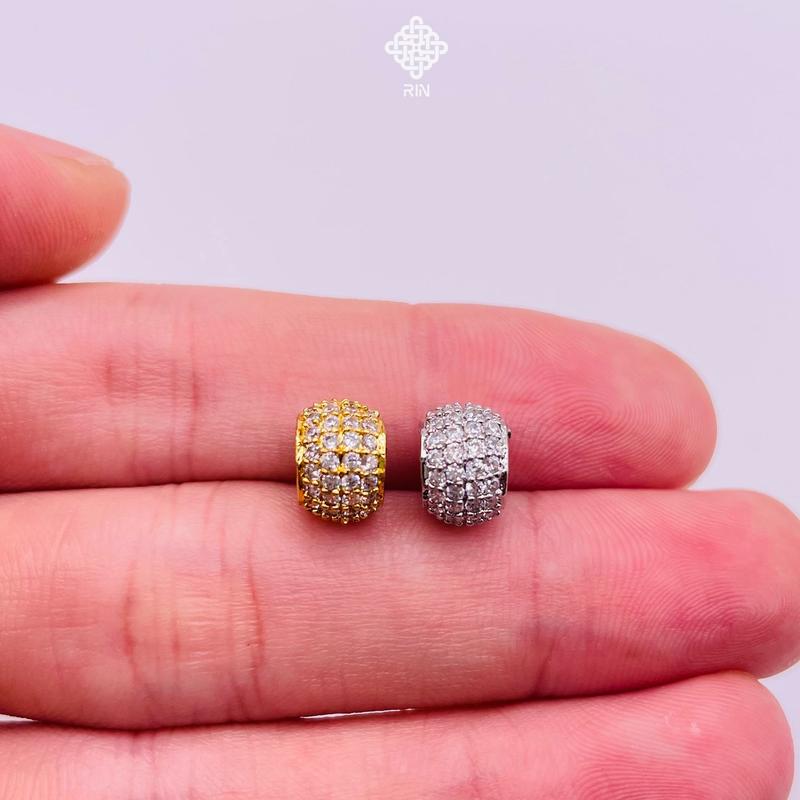  Mặt dây chuyền nhỏ gọn sang trọng Mặt charm lu thống thanh lịch màu vàng hoặc trắng chất liệu titan Trangsucmoiluatuoi.RIN 