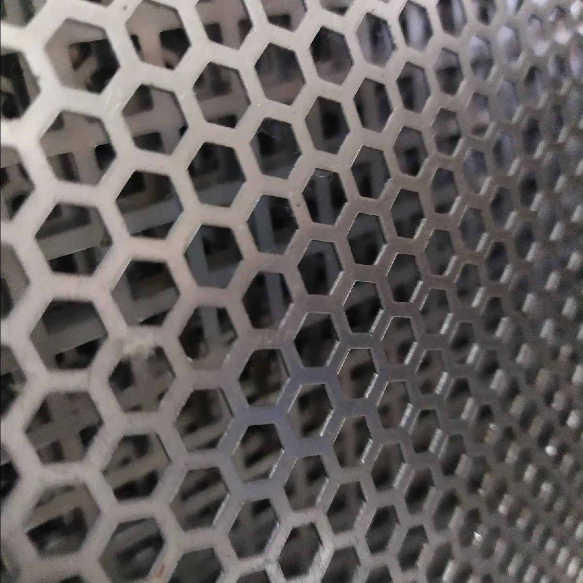 plat ram speaker lobang hexagonal 50cm x 50cm Logam Accessories