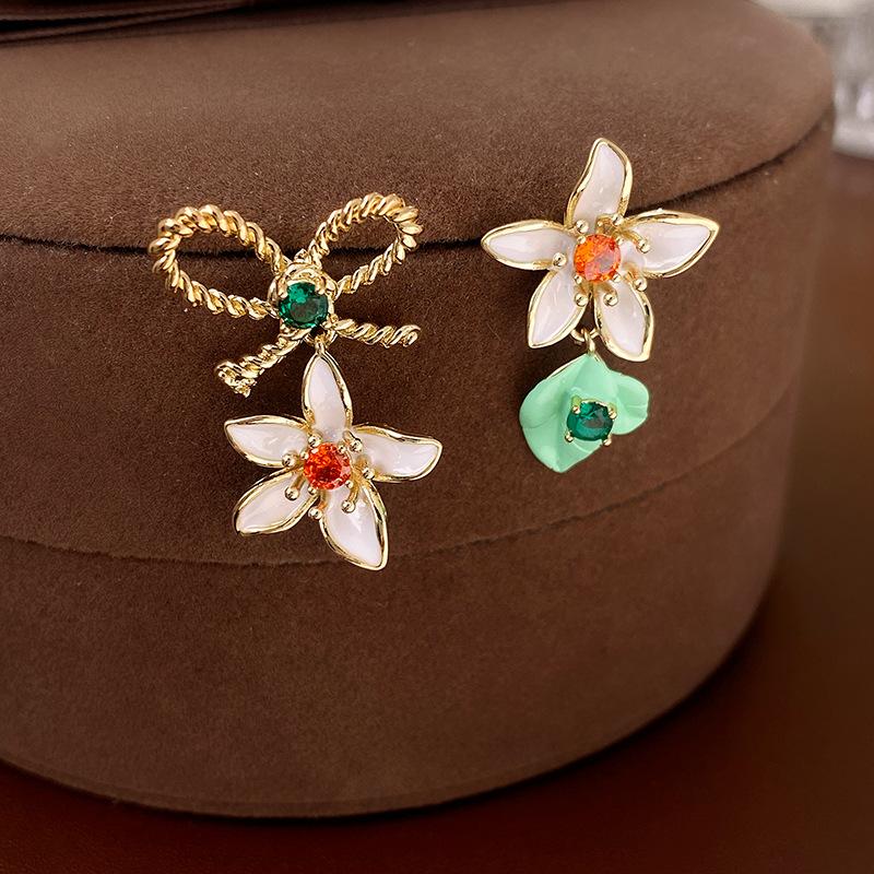 Product Introduction of Real gold electroplated silver needle oil dripping flower earrings, artistic retro fashion earrings, elegant and versatile high-end earrings for women 17