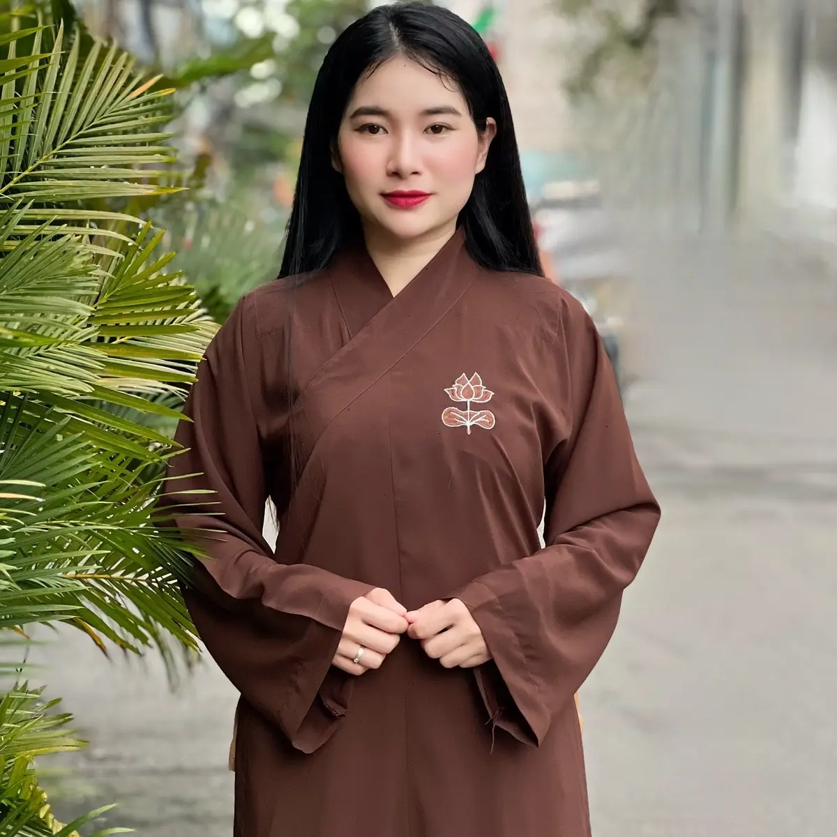 Áo tràng truyền thống thêu sen vải lụa tằm nhung