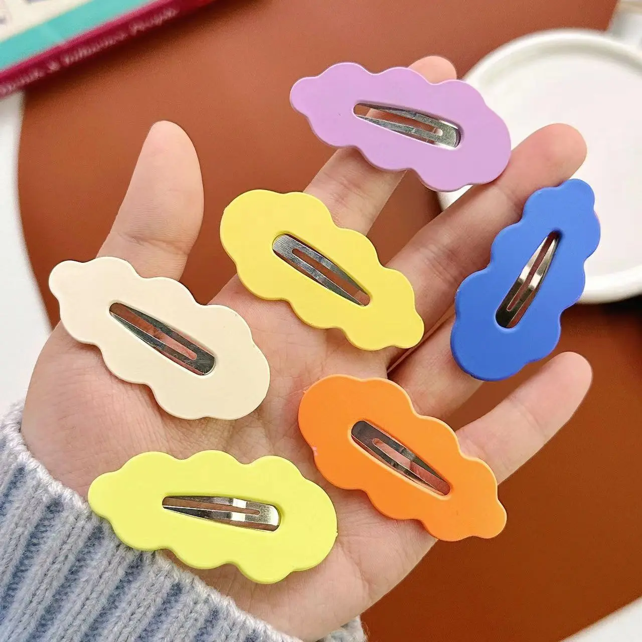 Y2K girl group style hair clip. Cloud-shaped barrette. Sweet girly style. For tidying up stray hairs and bangs. Made of cream glue. Self-made hair card. Hair accessory.