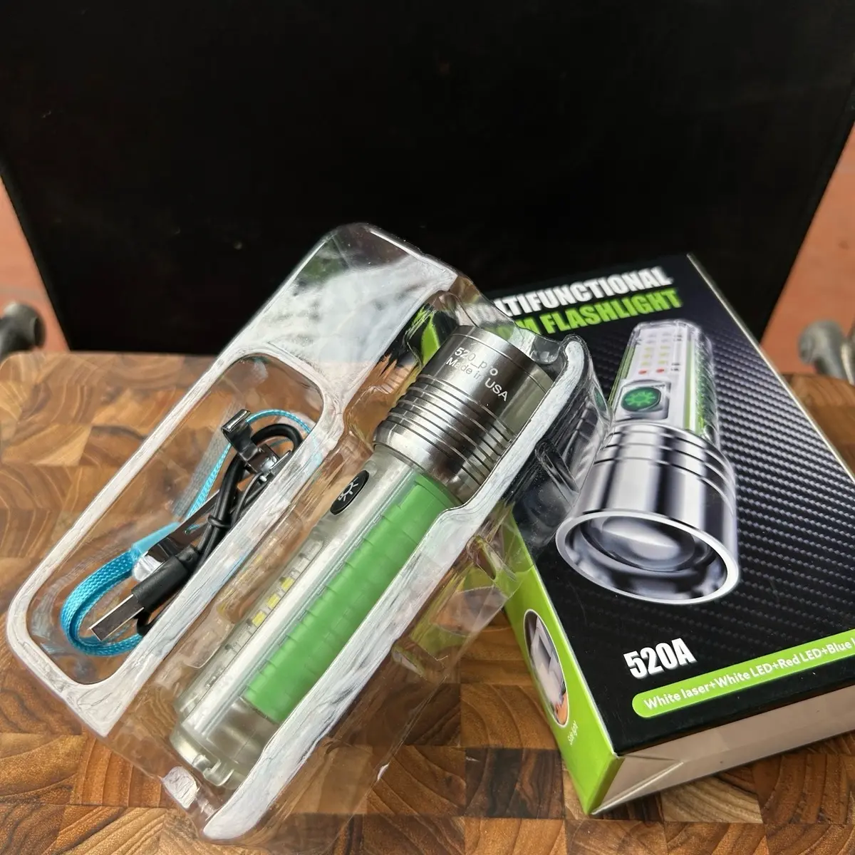 Đèn Pin Móc Khóa 520 Pro Chiếu Gần Zoom Xa, Kháng Nước Tốt, 8 Chế Độ Sáng