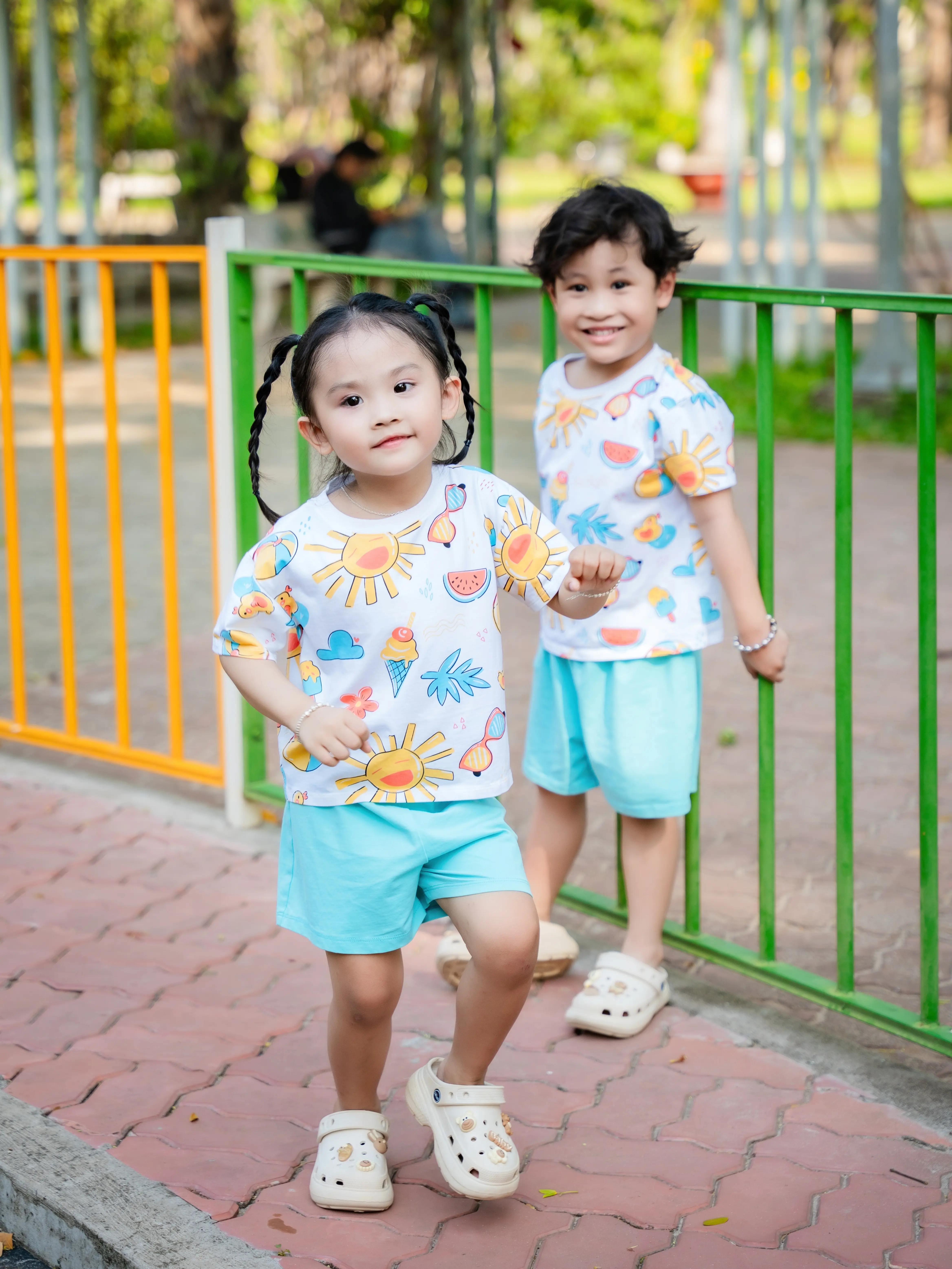 Đồ thun Kakaft hình kem và mặt trời với chất liệu thun coton 95% và spandex 5% co giãn thoải mái.