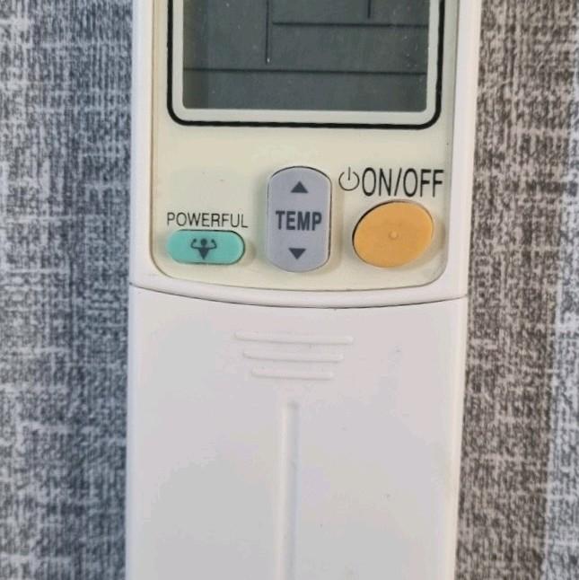 Remote  máy lạnh DaiWin  các mã kèm pin. 1