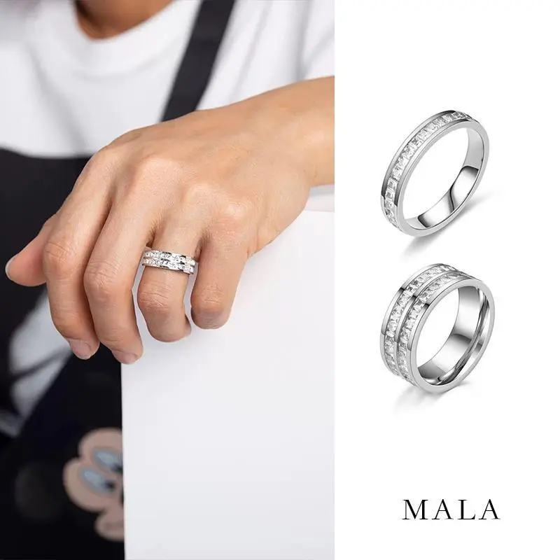 Cincin pasangan dalam titanium dan keluli, bersinar di malam berbintang Perak Rings