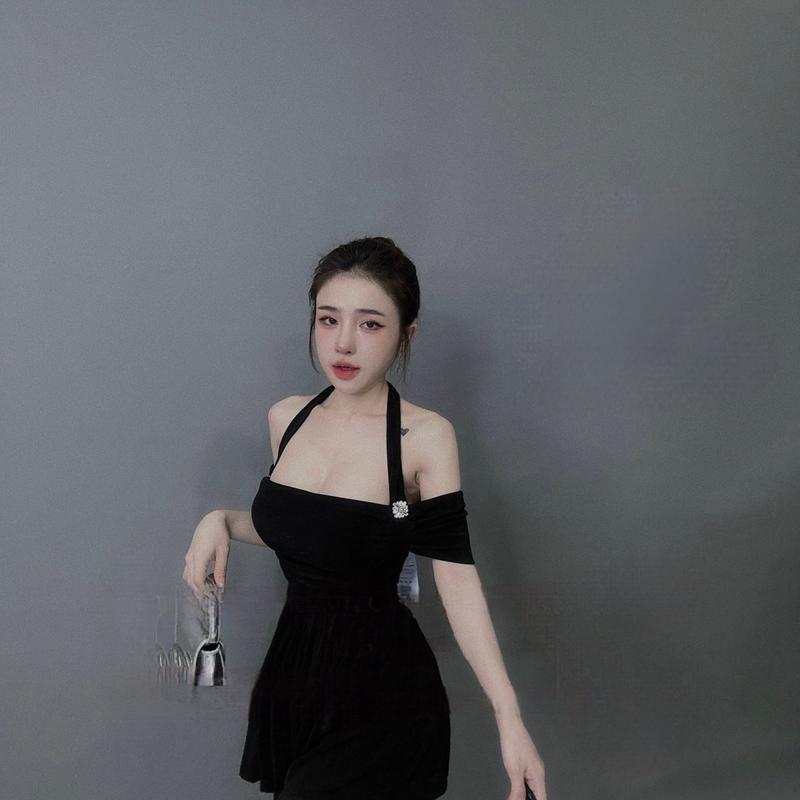 Đầm co giãn trễ vai kèm tag đá 0