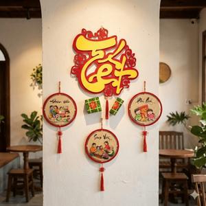 [TẶNG KÈM MÓC DÁN] Set Decor Tết Chữ Gỗ Nền Nỉ Đỏ Kèm Bảng Gỗ Tròn