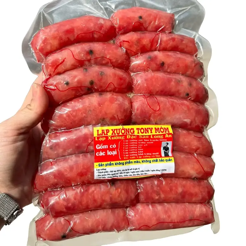 1 KG lạp xưởng nạc HEO truyền thống ( Nhà TONY MÓM) tuơi sấy dẻo . Trong bịch có xíu nước là nước ướp gia vị 1