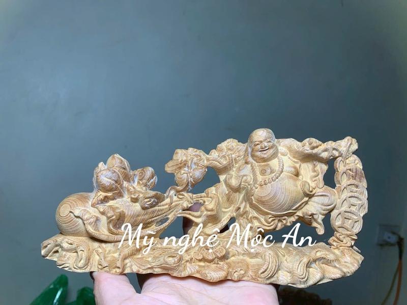 Product Introduction of [Mỹ nghệ Mộc An] Di Lặc kéo bao gỗ ngọc am đậm dầu và gỗ xá xị thơm ngát hương ngang 20 cm  ( để mộc không sơn pu) kt 20x10,5 x6,8 cm 10