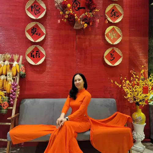 Áo dài trơn truyền thống màu Cam cà rốt Chiffon 4 tà kèm quần 2 lớp đồng chất không nhăn nhàu, tôn dáng thướt tha, che khuyết điểm tốt. Trơn