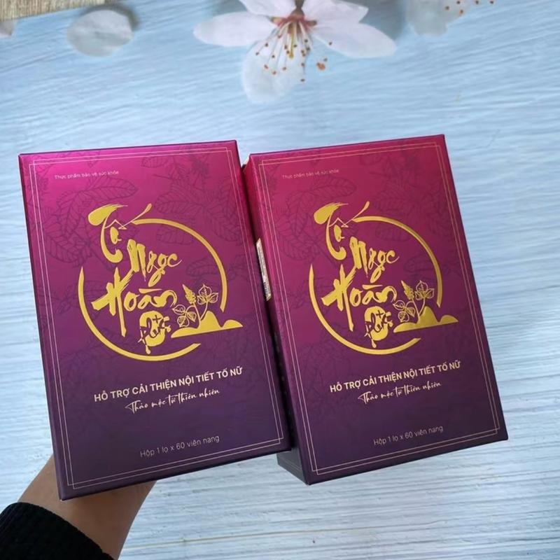 Combo 2 hộp Tố Ngọc hoàn plus, sản phẩm của Dova group (kèm sản phẩm tri ân). Sử dụng để uống dành cho phụ nữ. Hộp màu tím bên trong có một lọ bao gồm 60 viên nhỏ dành cho phụ nữ suy giảm bốc hỏa, khó ngủ.