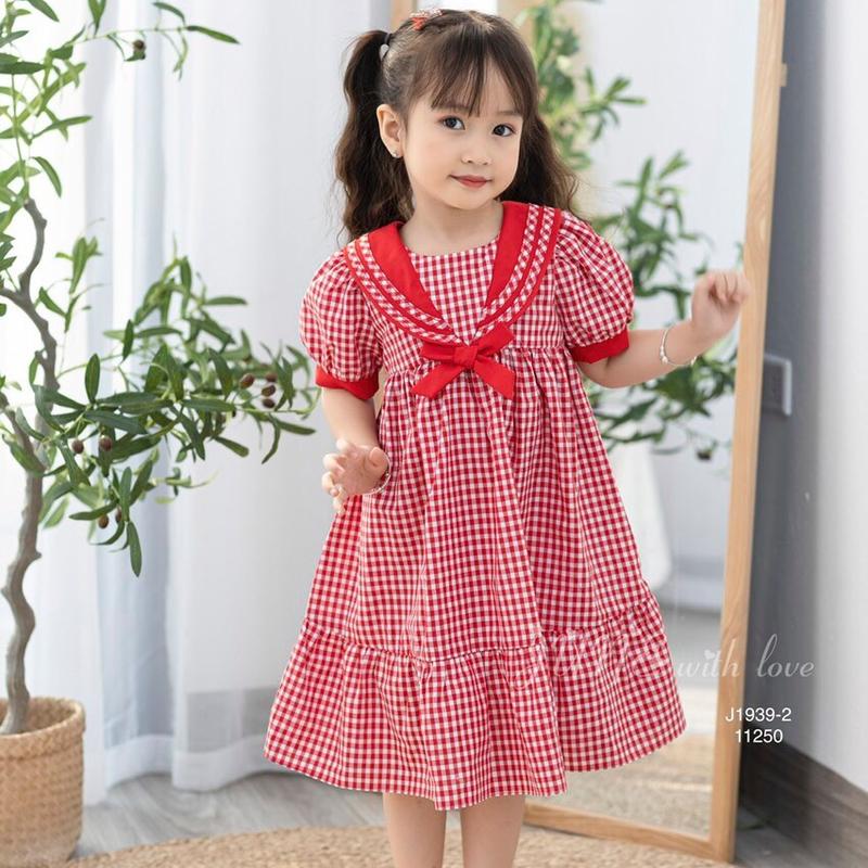 Váy bé gái thiết kế trên nên sọc caro rất xinh. 0