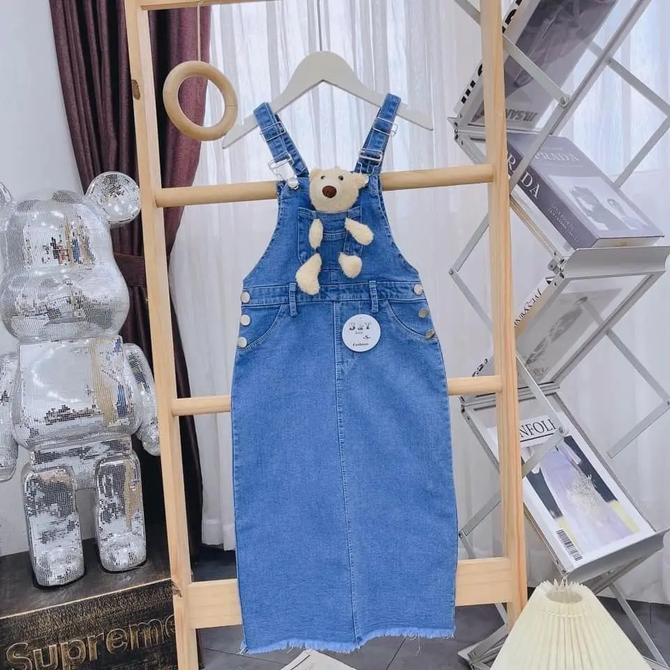 (14-22kg) Đầm yếm jeans xanh dài kèm gấu cho bé gái