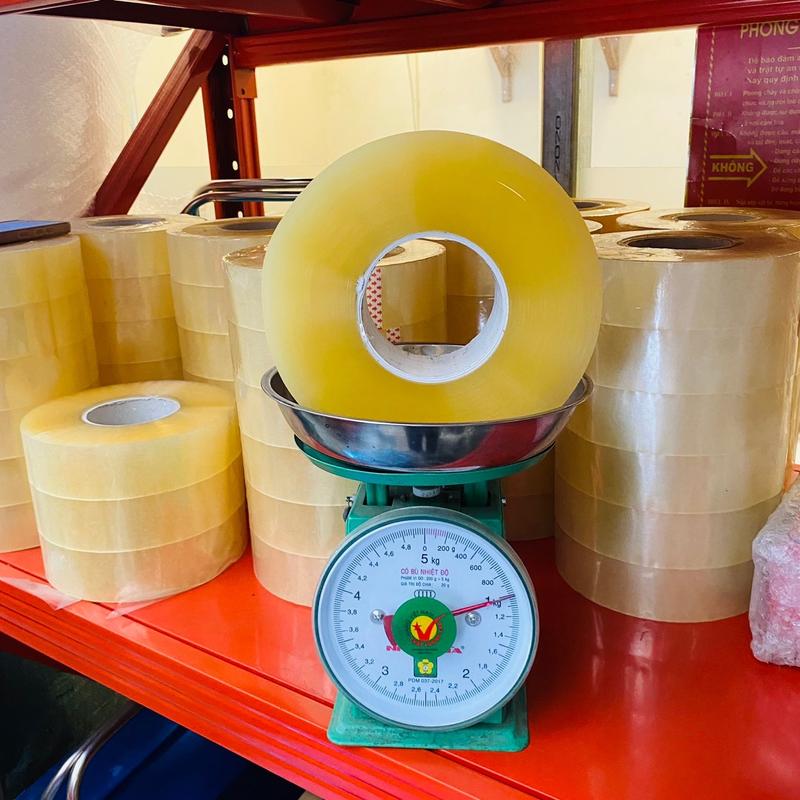  Băng dính 1kg lõi mỏng 2.4mm. Vàng đục trong chất keo dính 