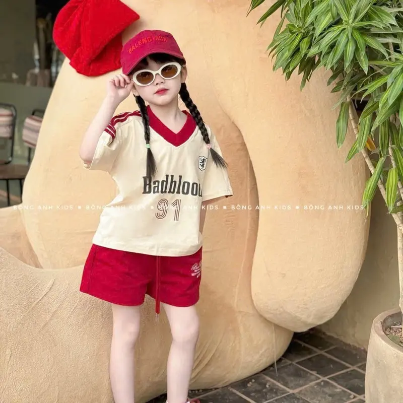 (17-33kg) Bộ cổ tim chữ Bad bé gái - tay phối sọc đỏ