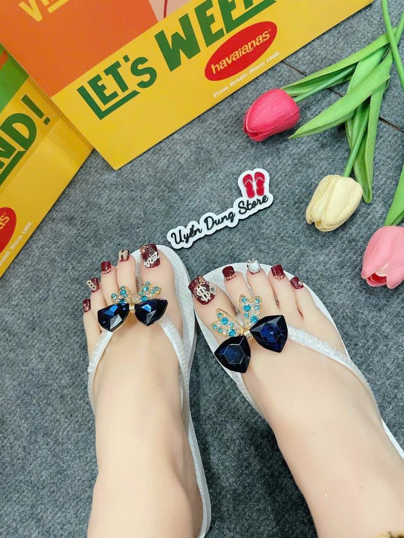 Product Introduction of Dép Nữ Tròn Trắng Slim Kèm Charm HVN 15